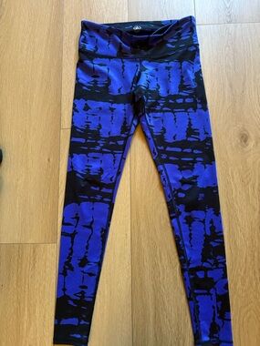 ALO Yoga Blue and Black Camouflage Leggings